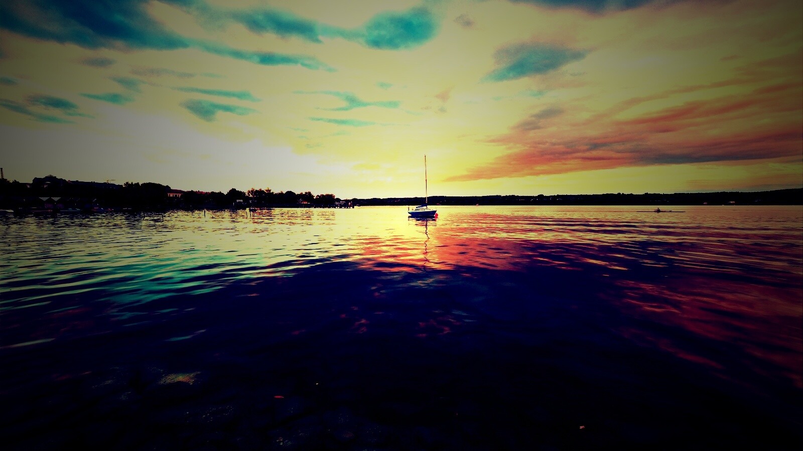 Яхта на озере обои