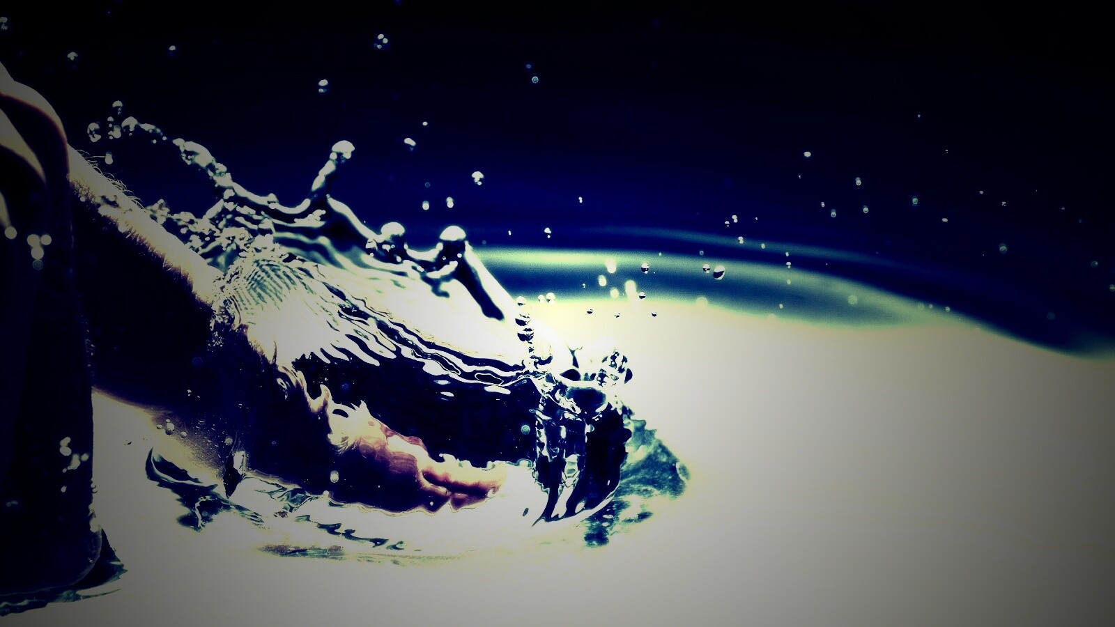 Палец в воде обои