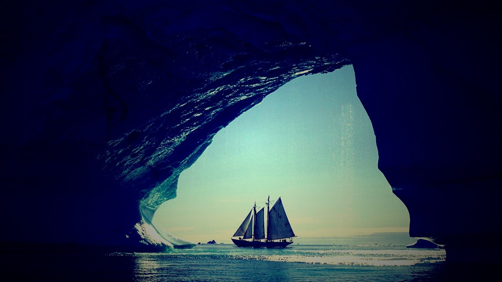 Парусник под ледяной аркой обои