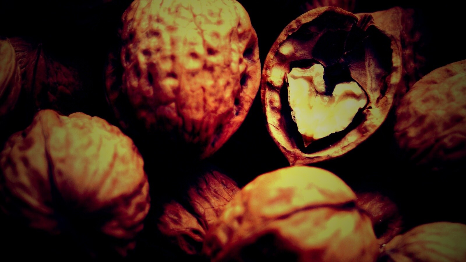 Расколотый орех обои