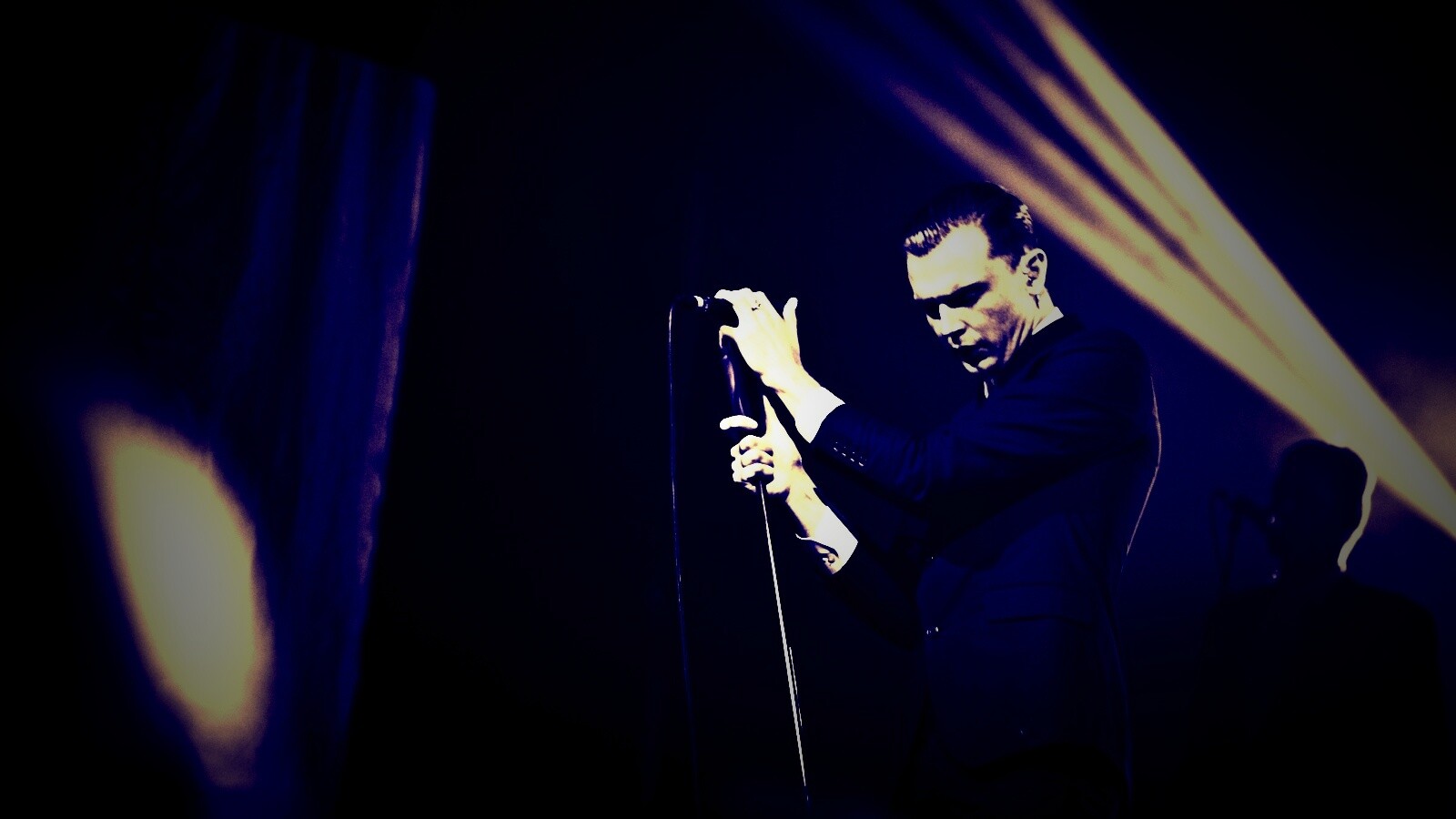 Тео Хатчкрафт на сцене обои