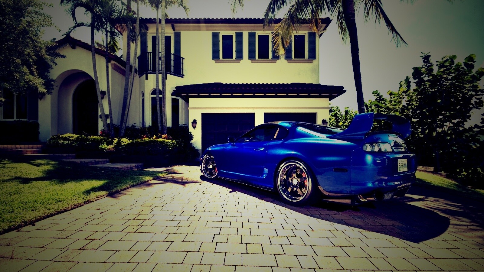 Синее авто у коттеджа обои
