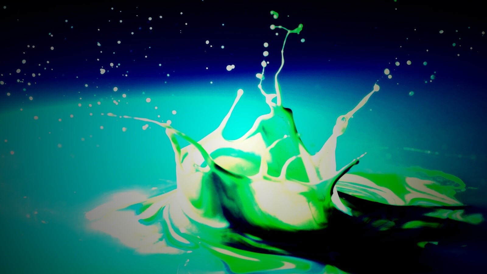 Брызги зеленой краски обои