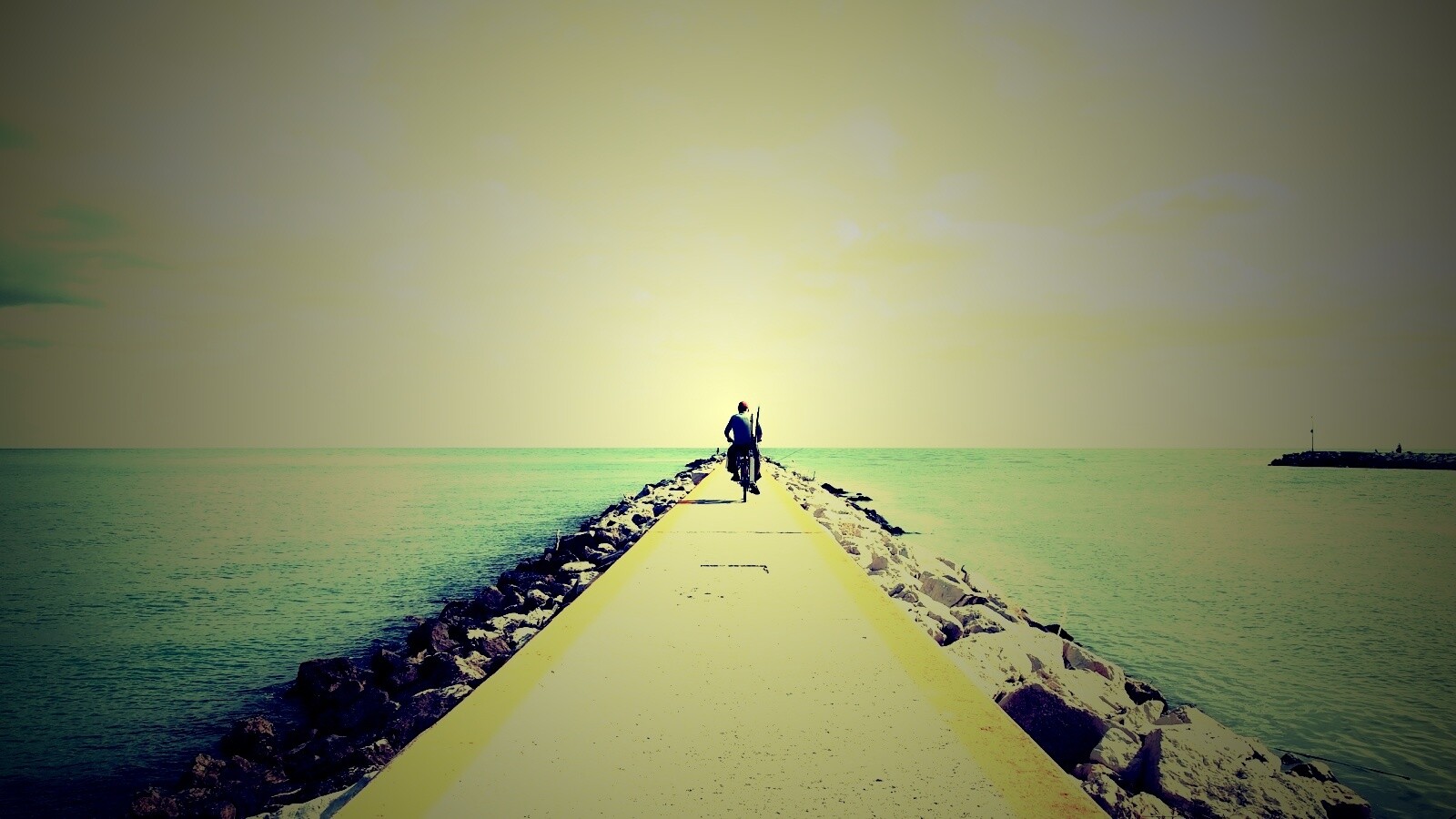 Велосепидист на волнорезе обои