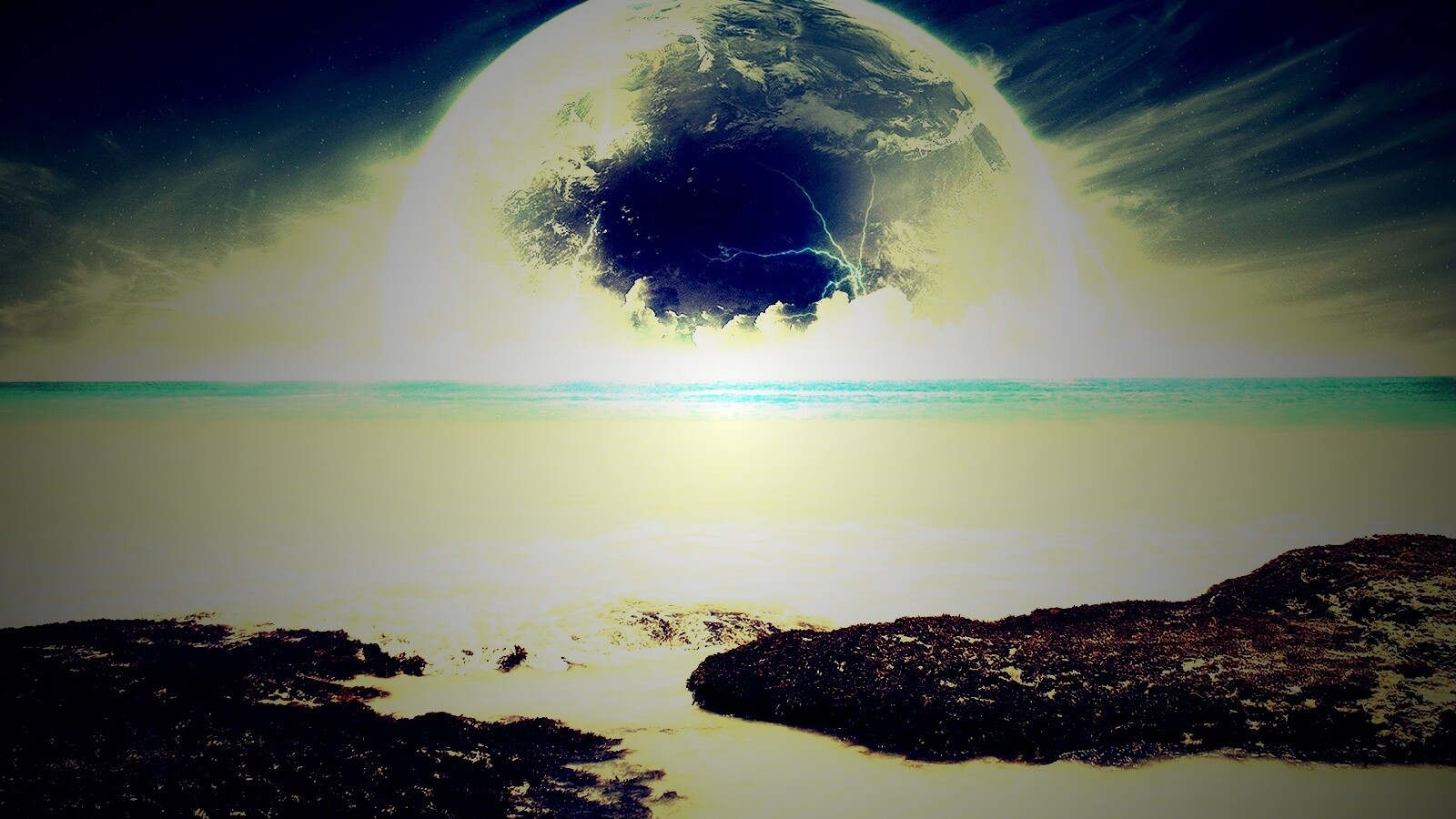 Огромная луна над океаном обои