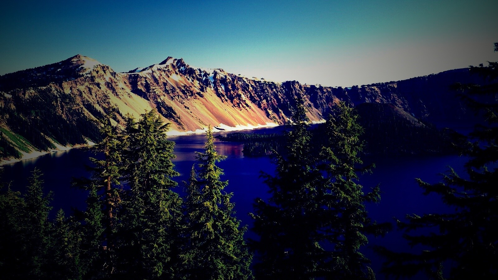 Озеро в кратере обои