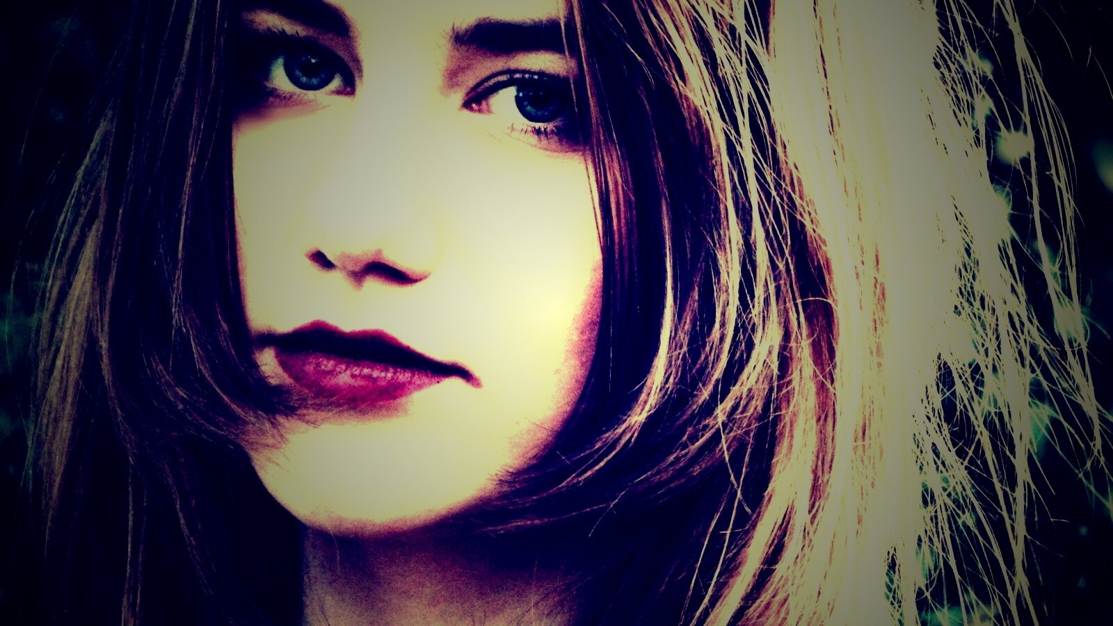 Взгляд голубоглазой девушки обои