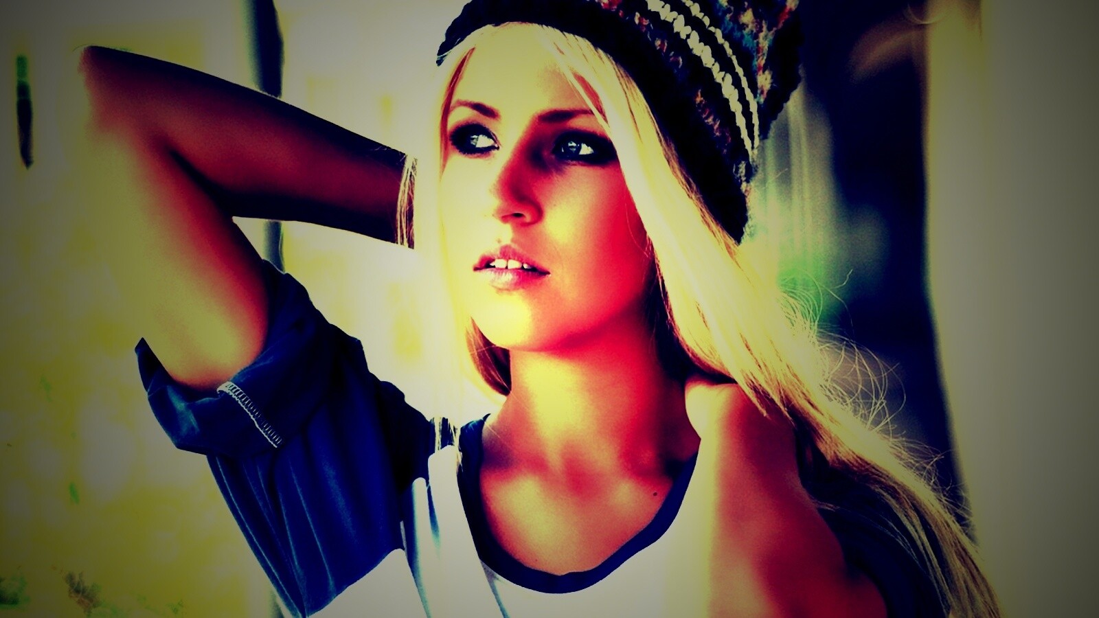 Блондинка в вязанной шапке обои