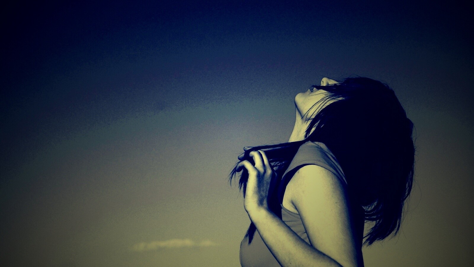 Взгляд брюнетки в небо обои