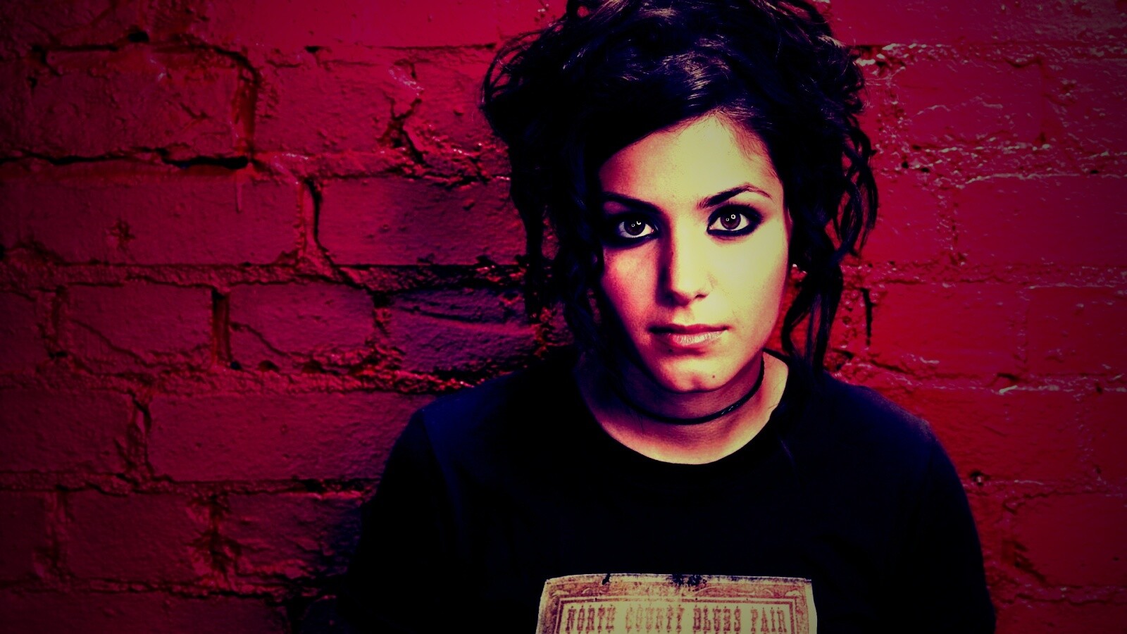 Подросток на фоне розовой кирпичной стены обои