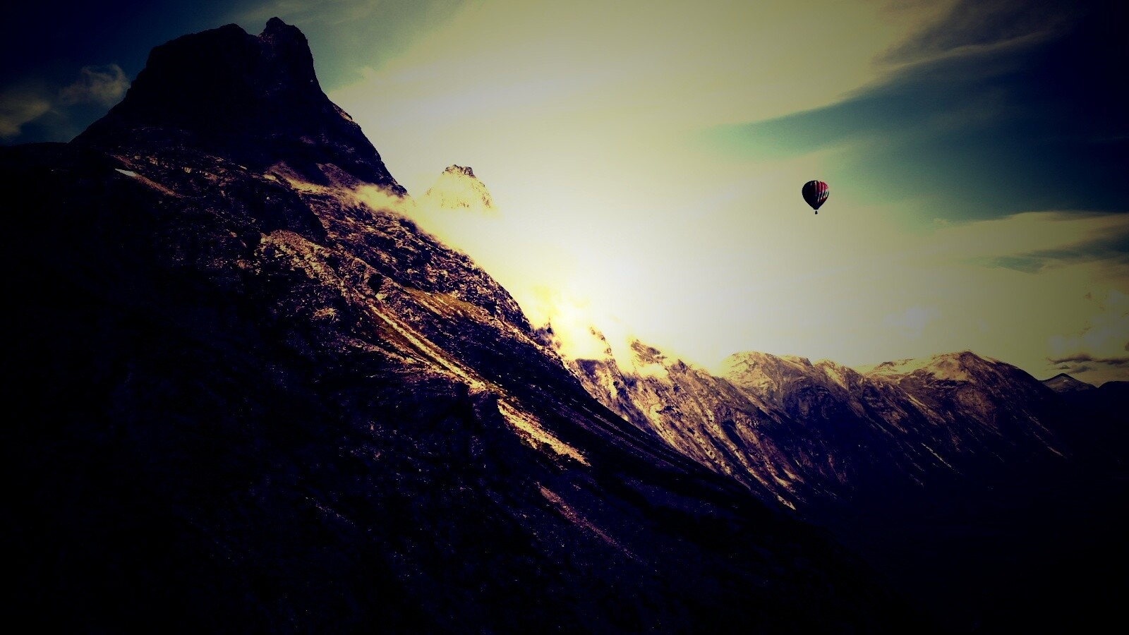 Воздушный шар в горах обои