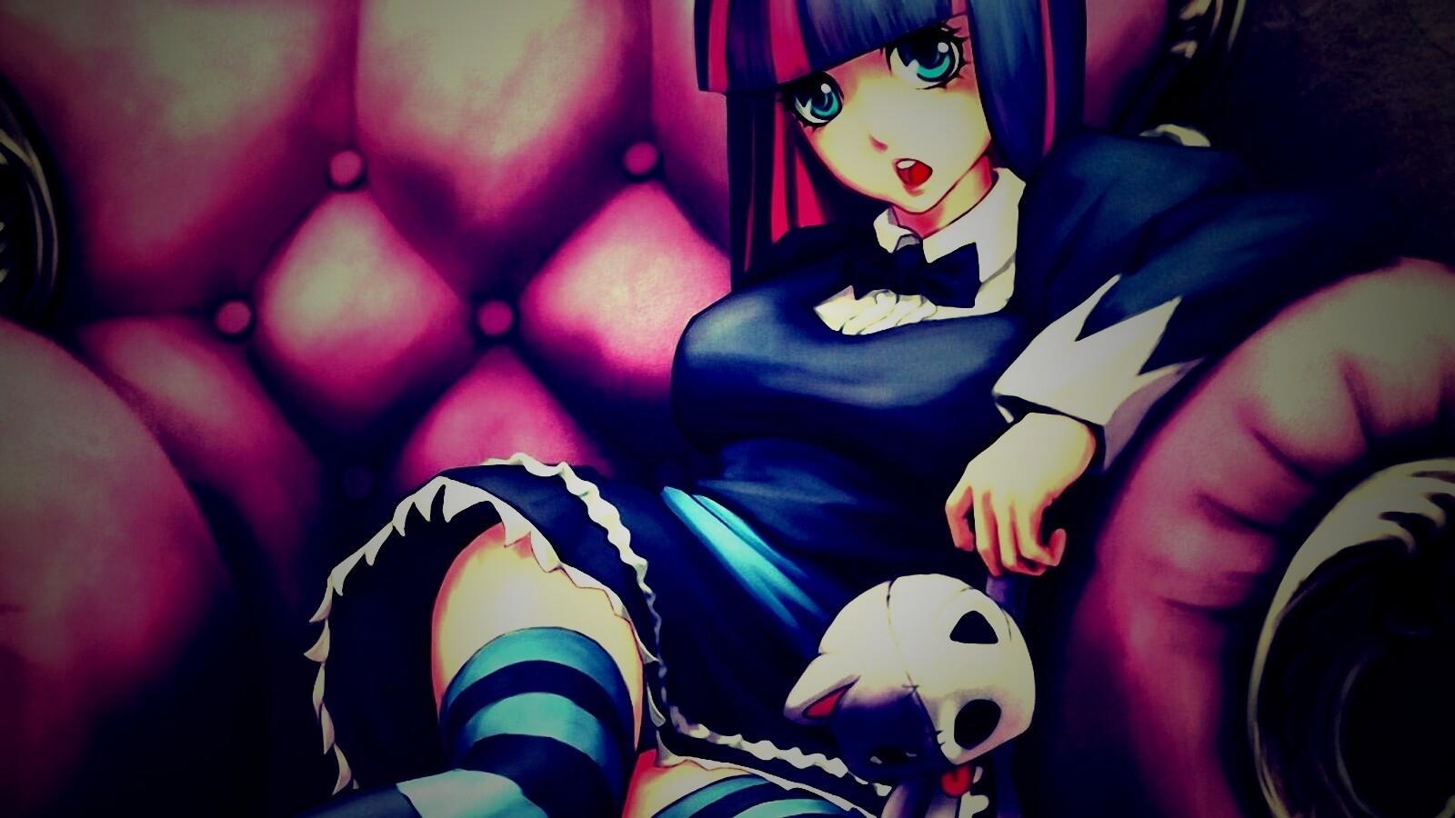 Девочка с куклой котенка обои