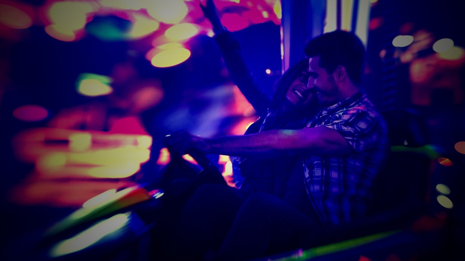 Счастливая пара на аттракционах обои