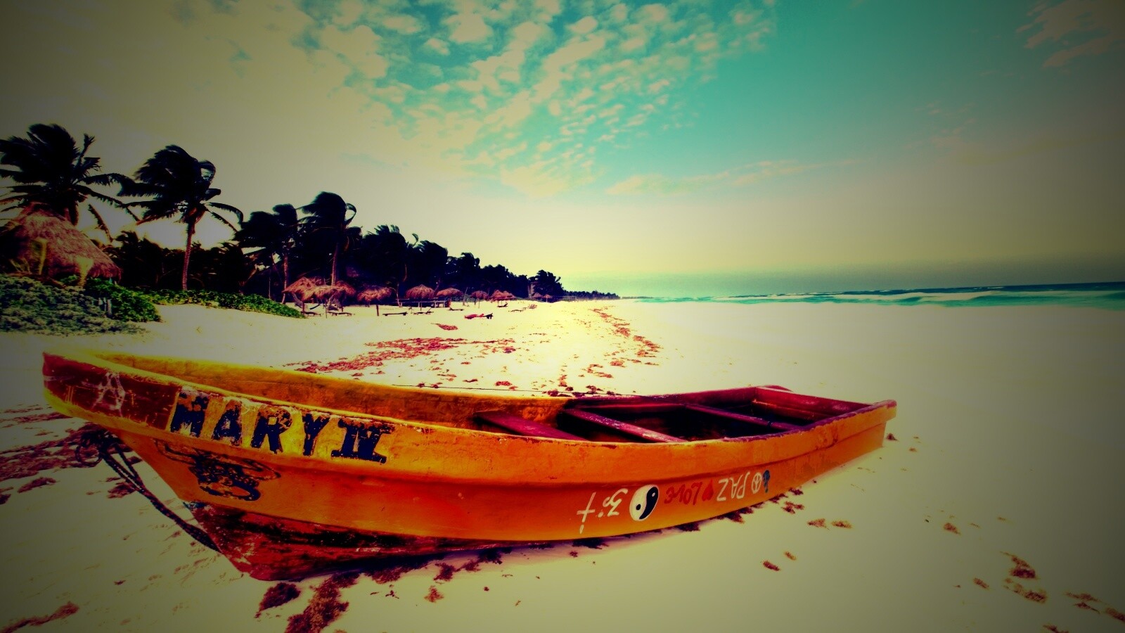 Лодка на берегу моря MARY IV обои