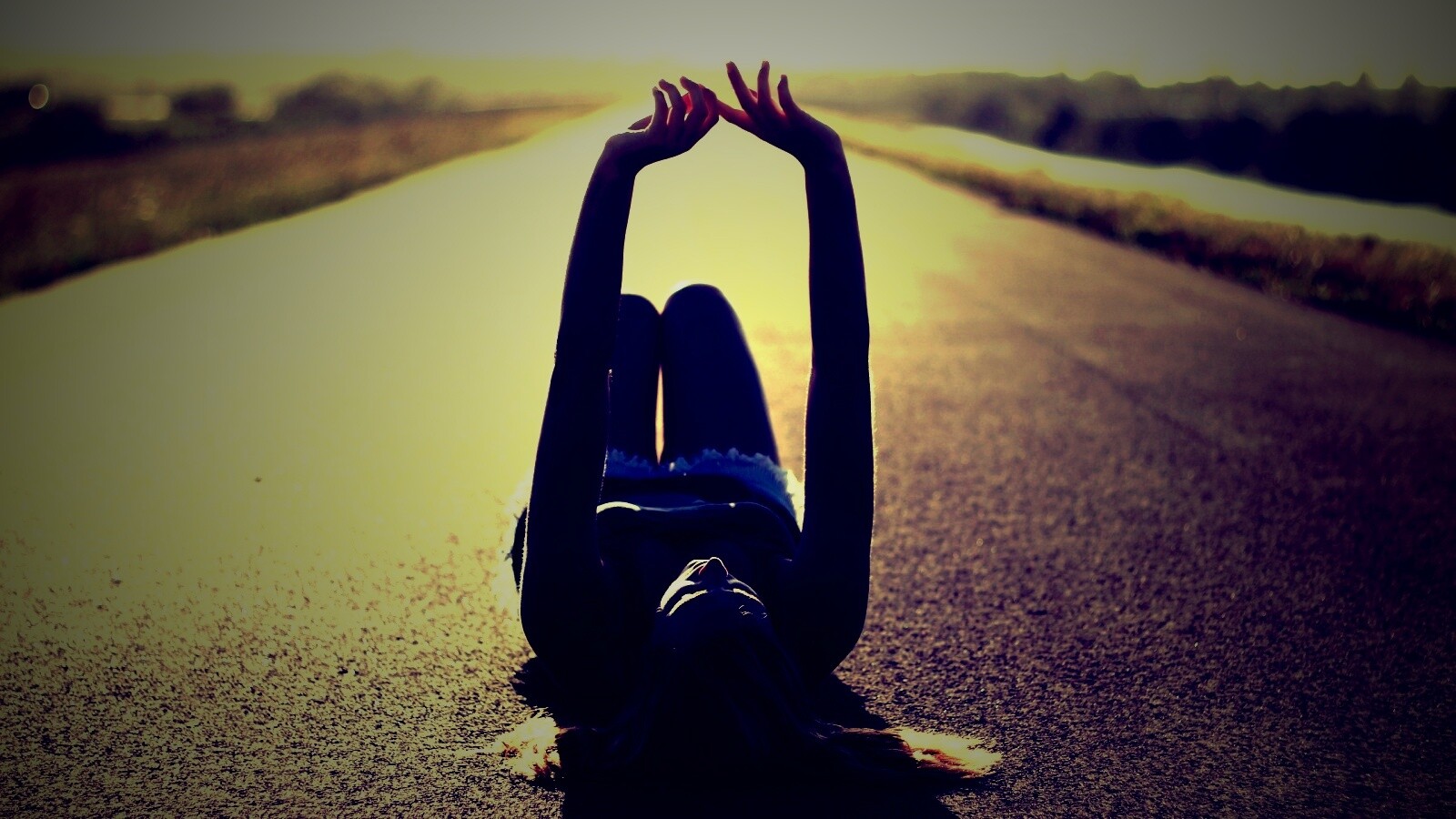 Девушка на асфальте обои