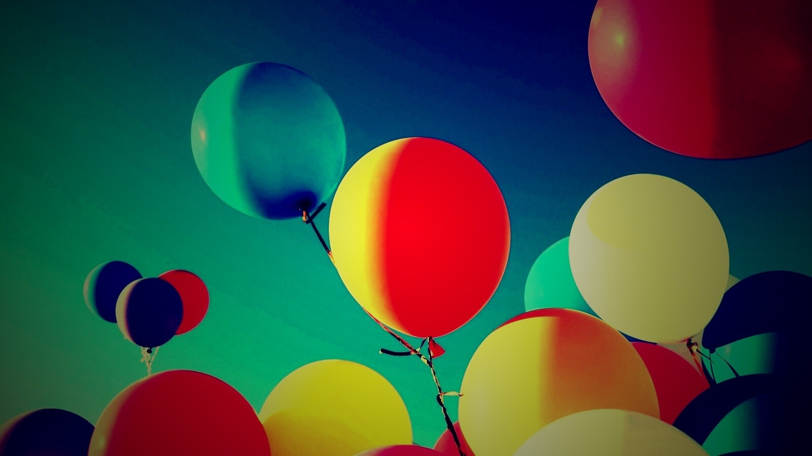 Разноцветные воздушные шарики обои