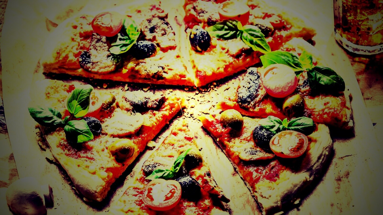 Сочная пицца с томатами и пармезаном обои