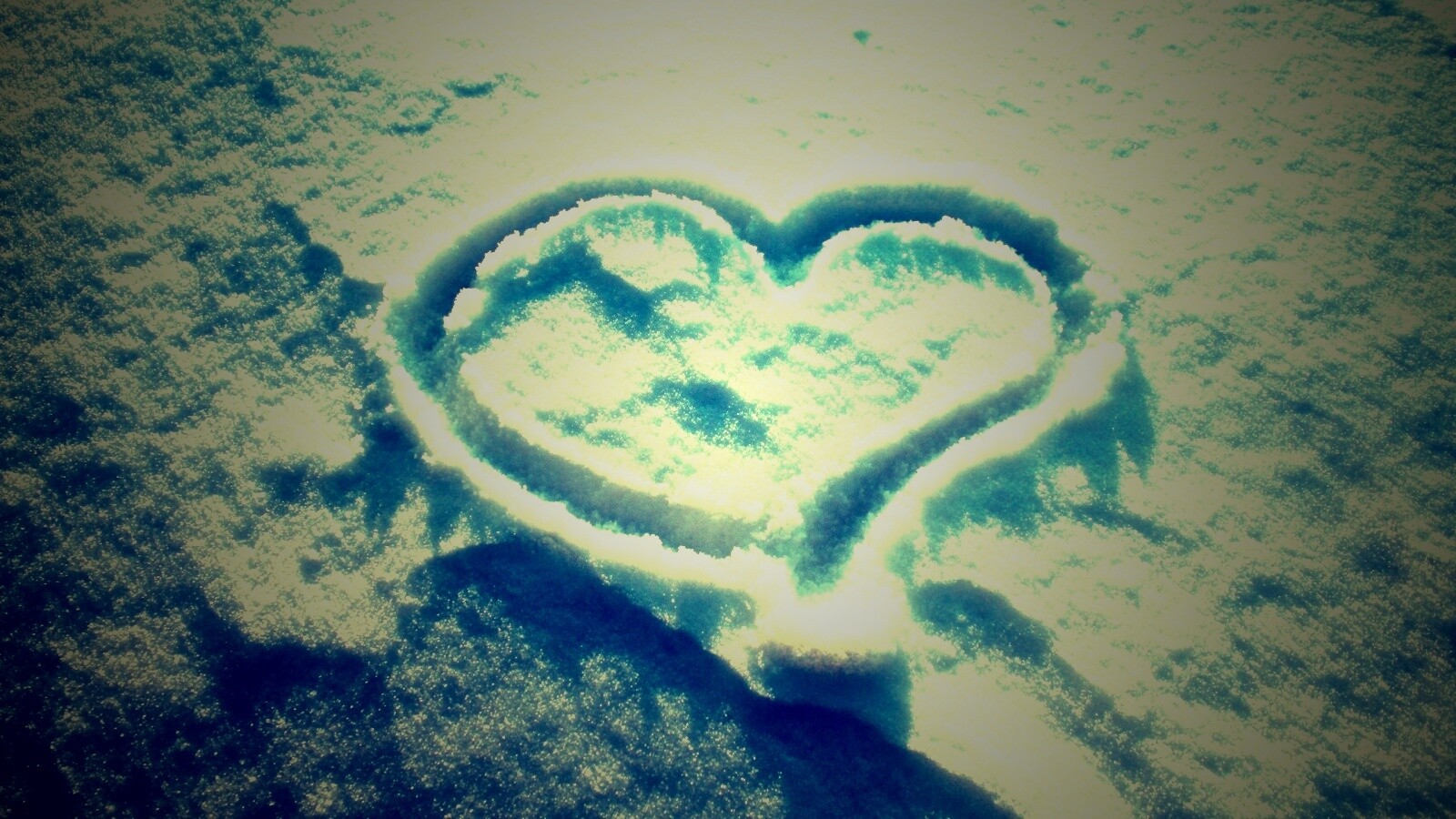 Сердечко на снегу обои