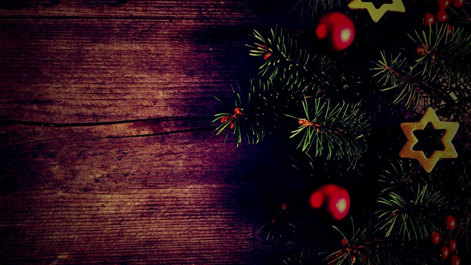 Новогодние игрушки на еловой ветке обои