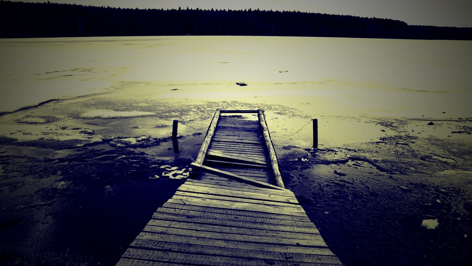 Пирс на замерзшем озере обои