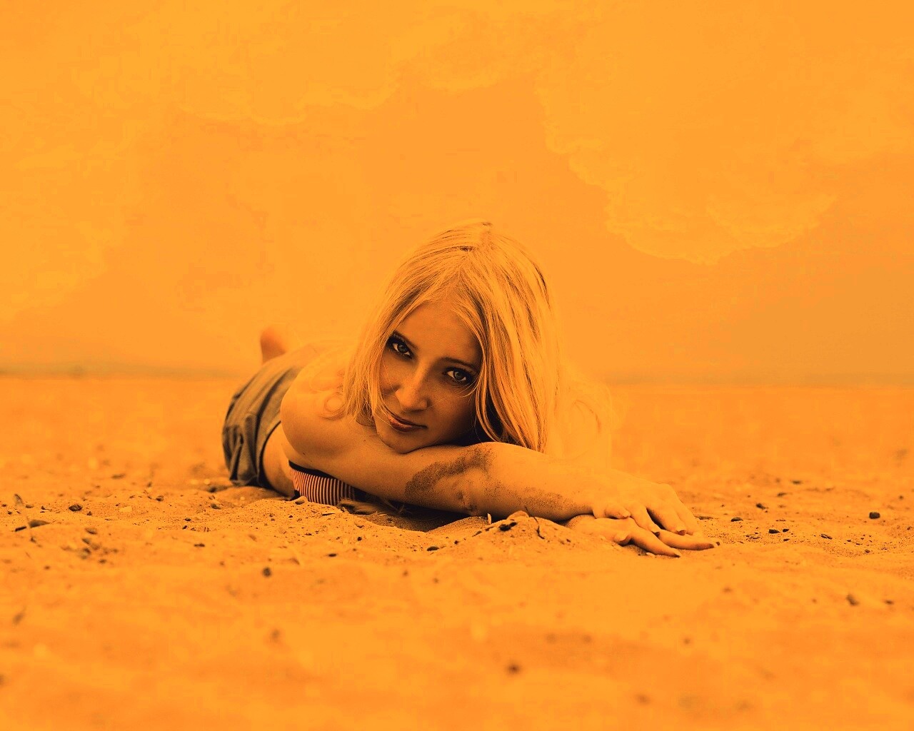 Девушка на пляже обои