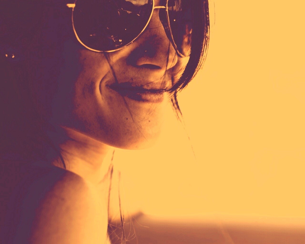 Девушка в очках обои