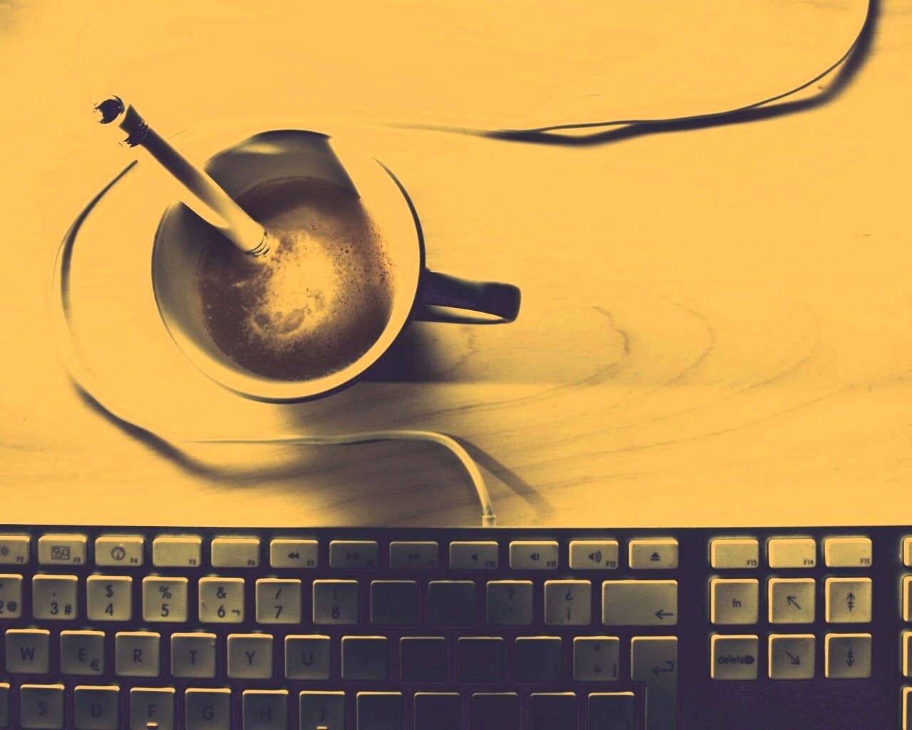 Ручка в кофе обои