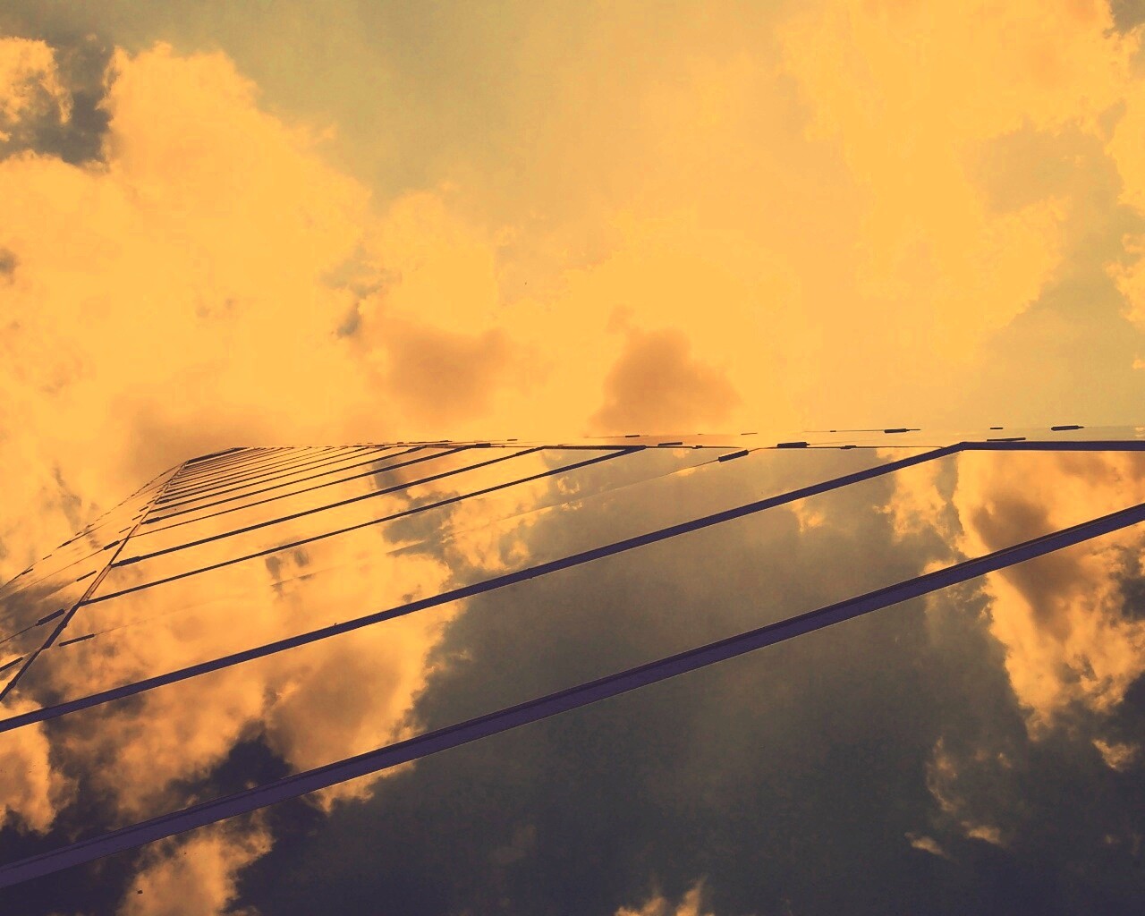 Стеклянный небоскреб уходящий в небо обои