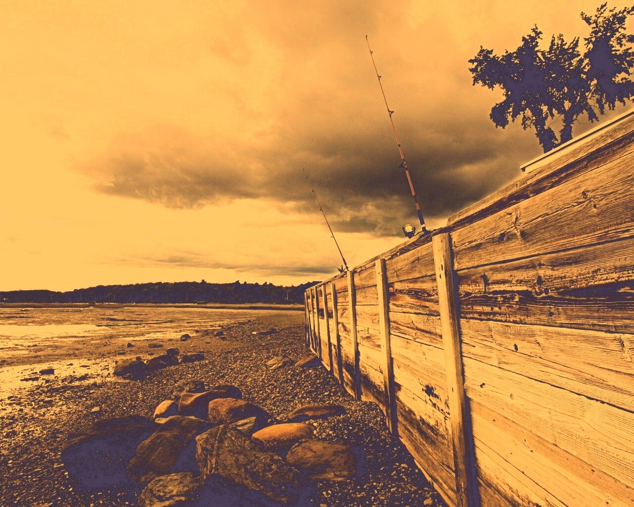 Отлив у деревянной набережной обои