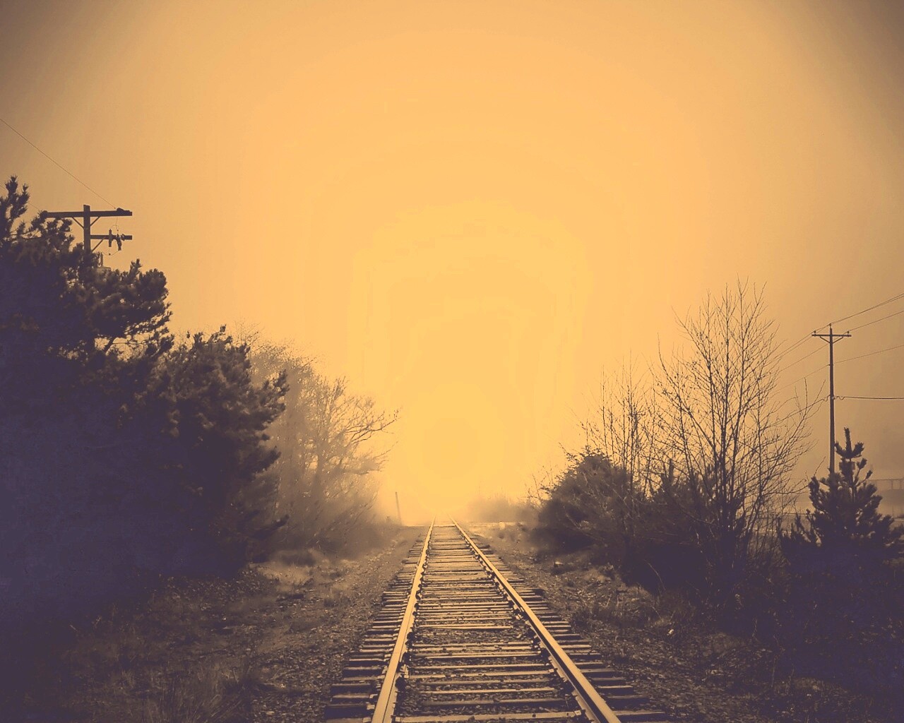 Железная дорога уходит в туман обои