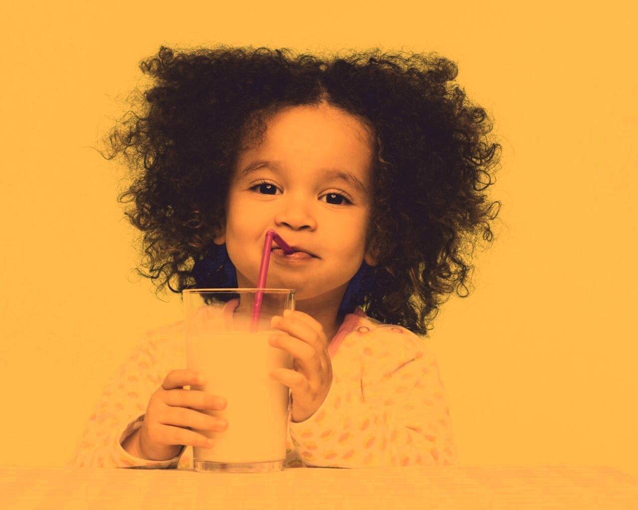 Девочка пьет молоко обои