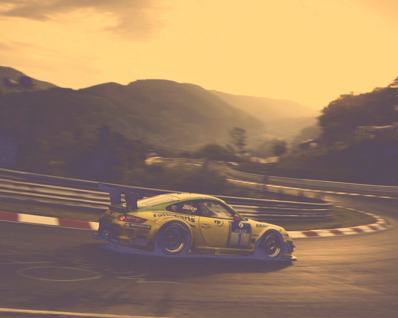 Гоночный Порше на треке обои