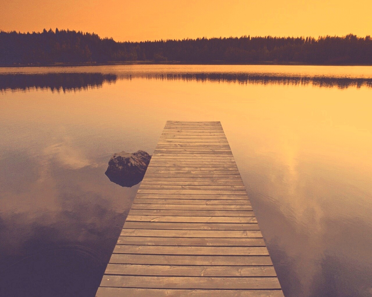 Деревянный пирс на озере обои