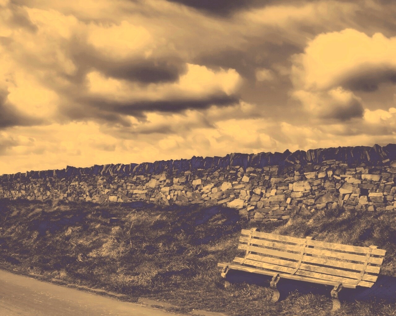 Скамейка у дороги обои