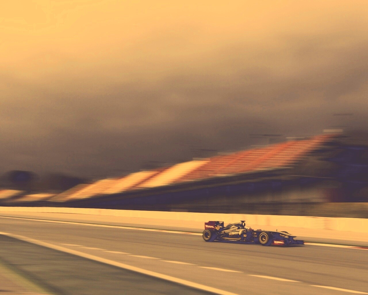 Болид на треке обои