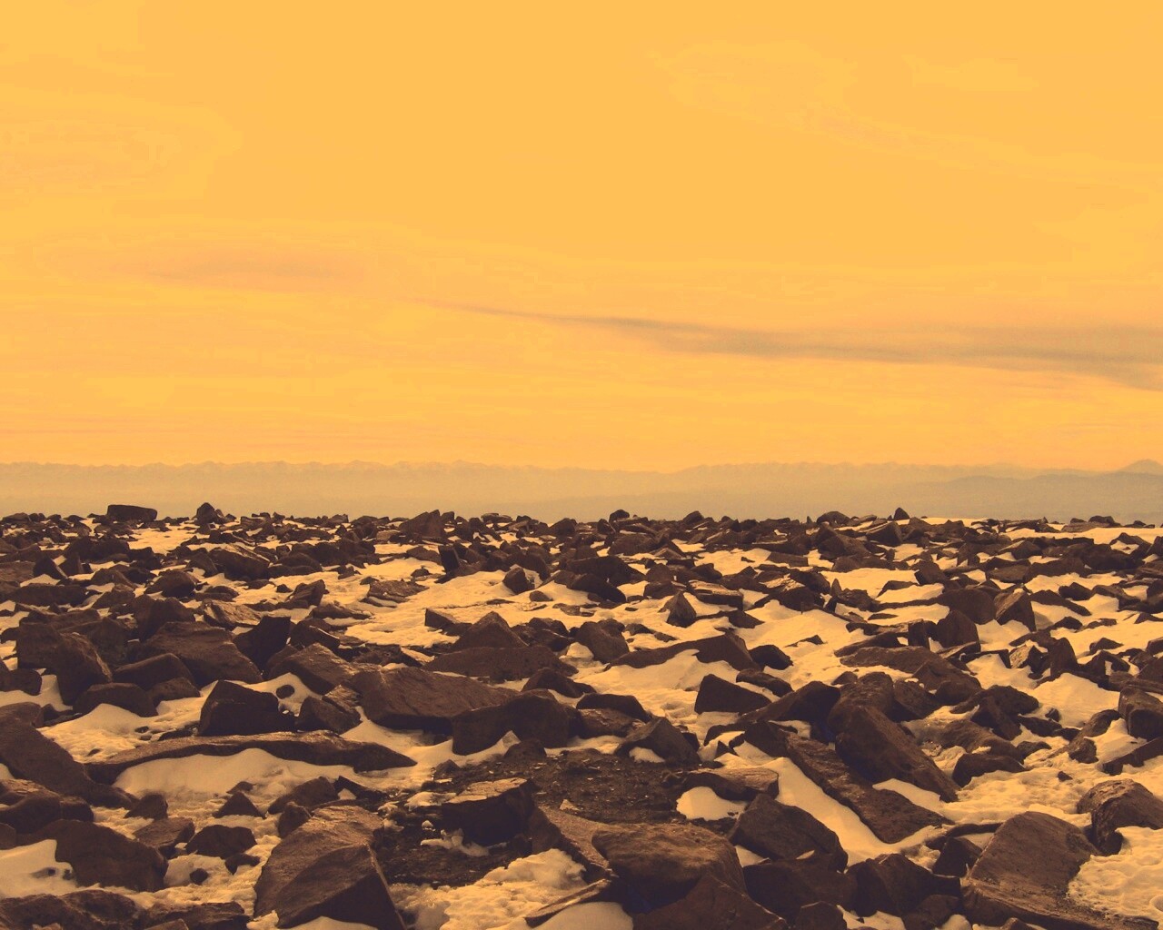 Заснеженная каменистая равнина обои