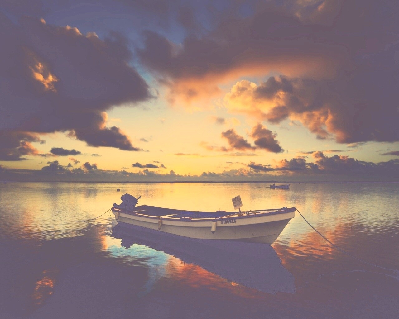 Тучи над озером обои