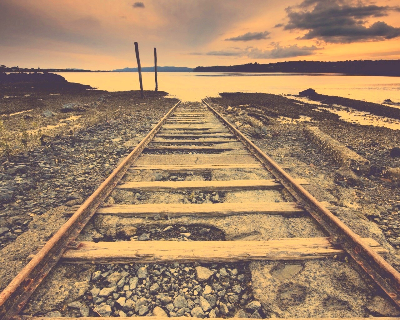 Рельсы обрывающиеся в воду обои