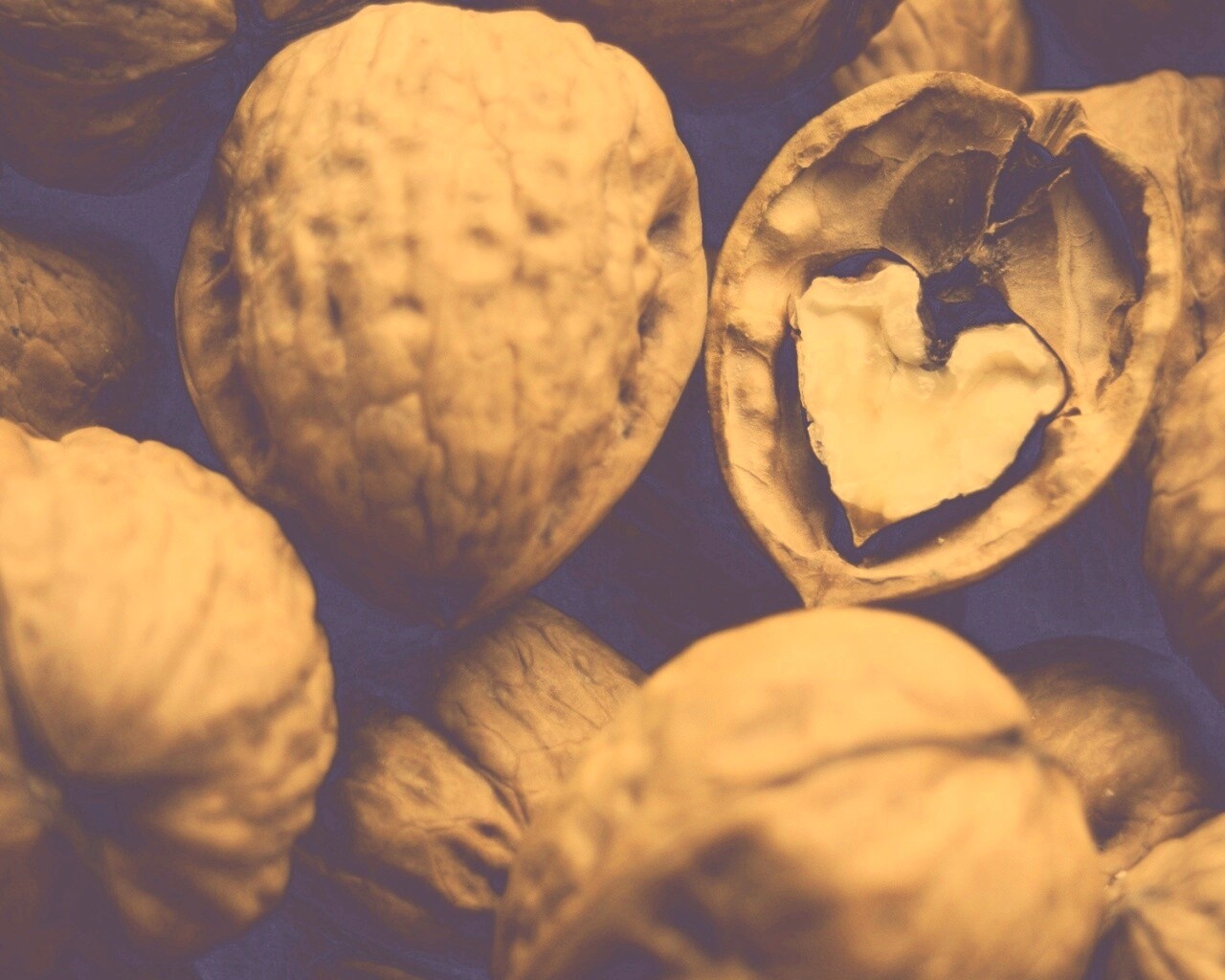 Расколотый орех обои