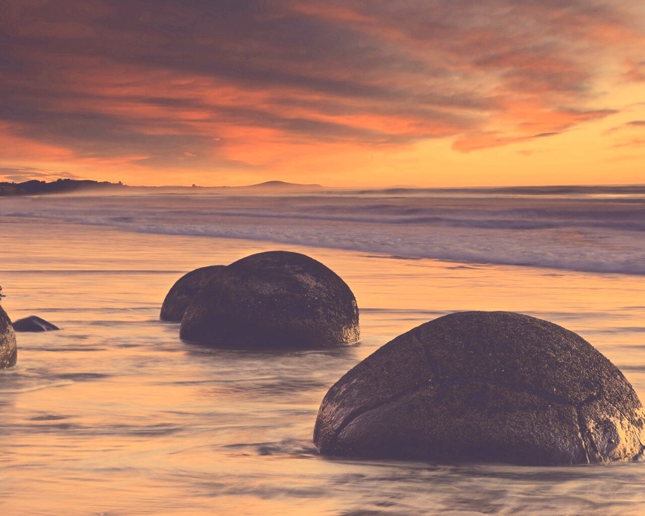 Камни в морском прибое обои