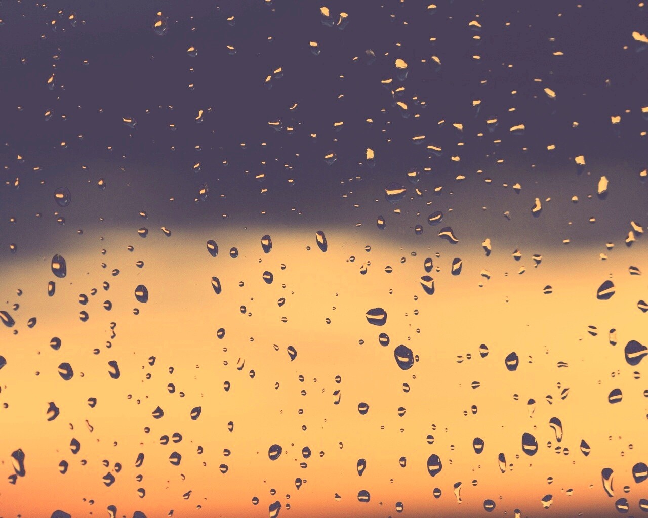 Капли на стекле обои