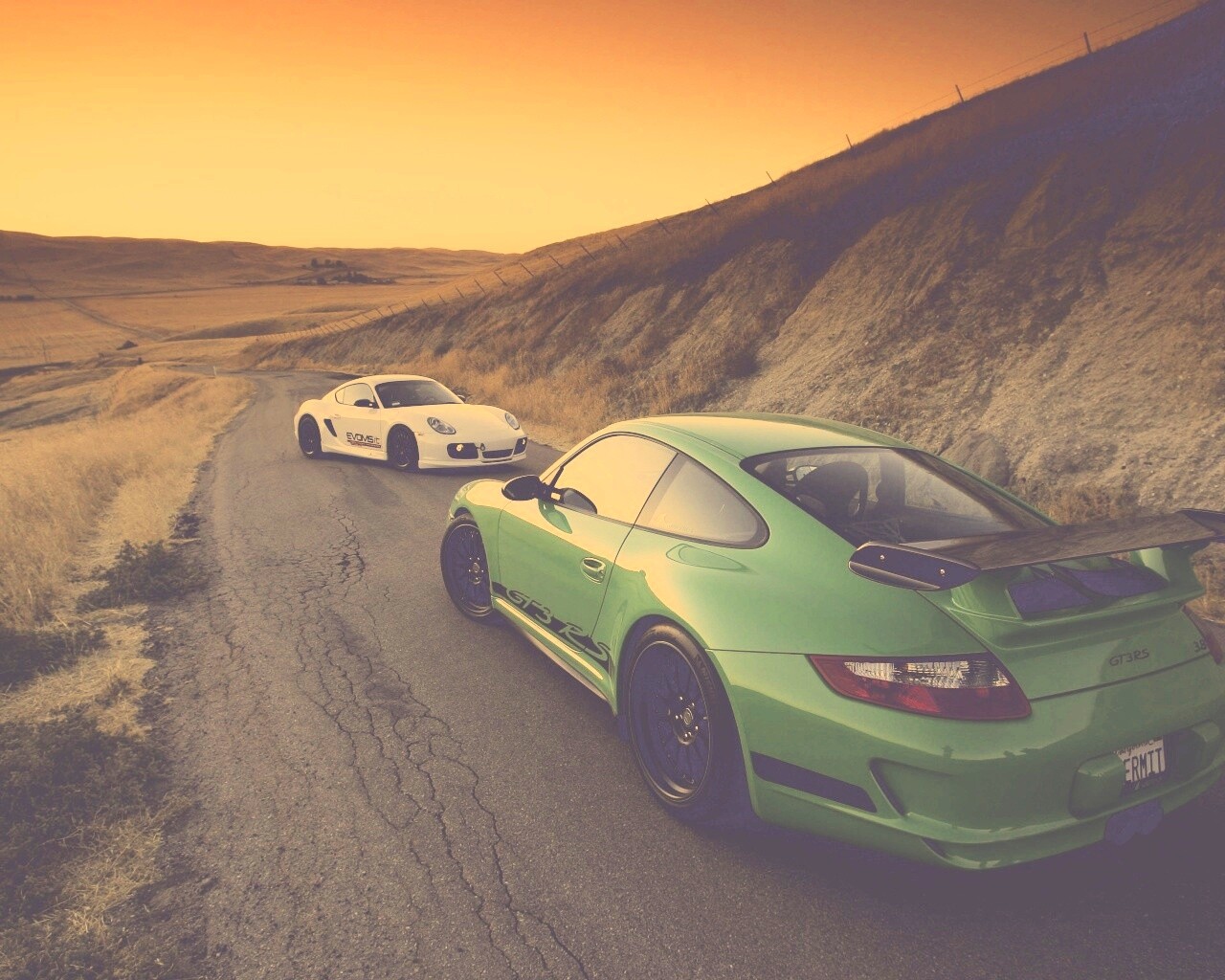 Два порша на горной дороге обои