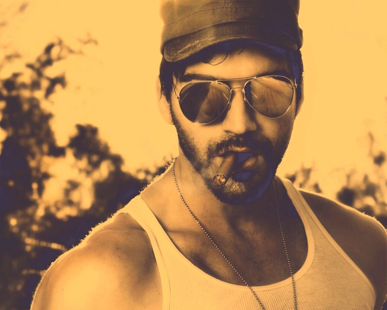 Суровый парень с сигарой обои