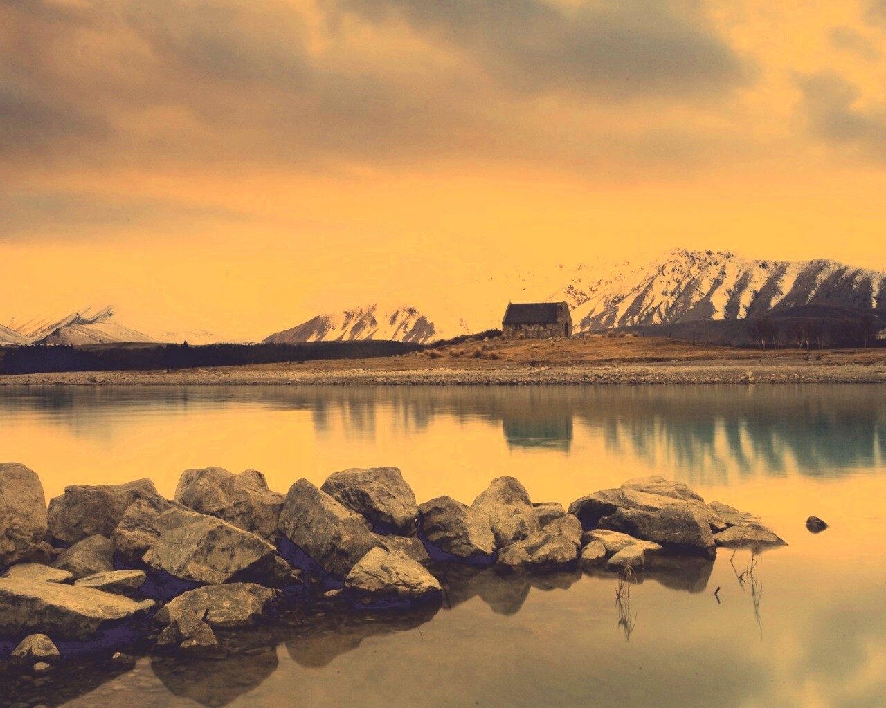 Домик на озере обои