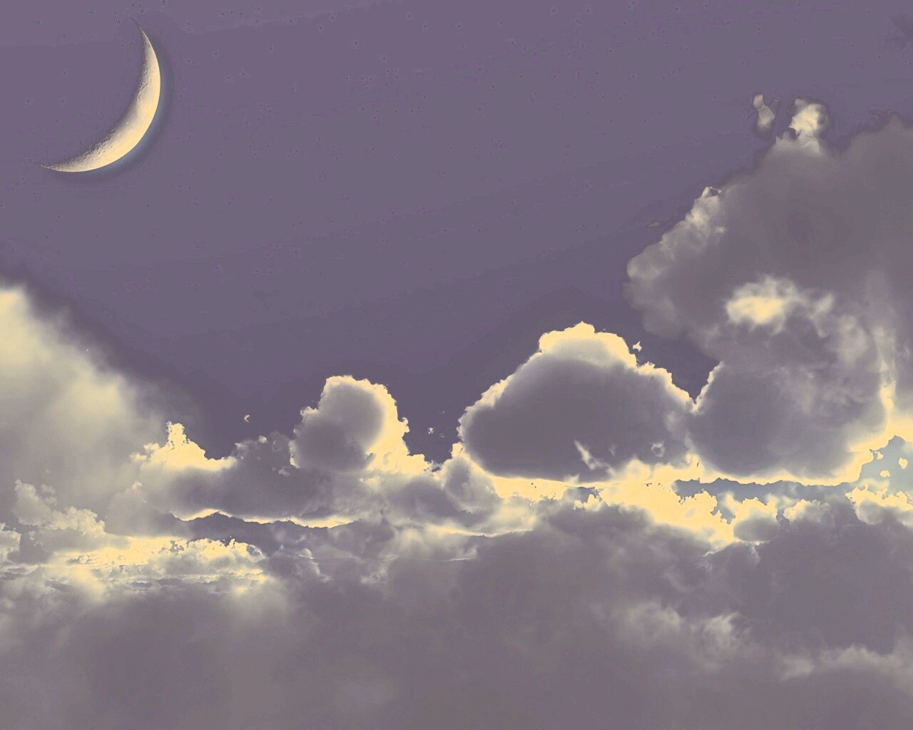 Облака и луна в ночном небе обои