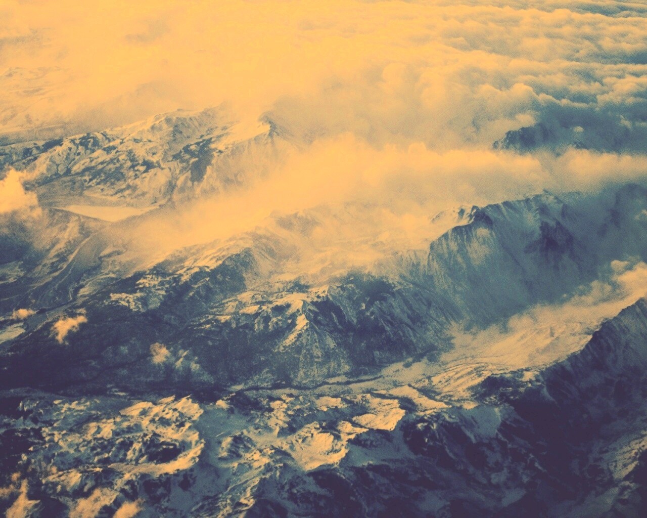 Облака в горах обои