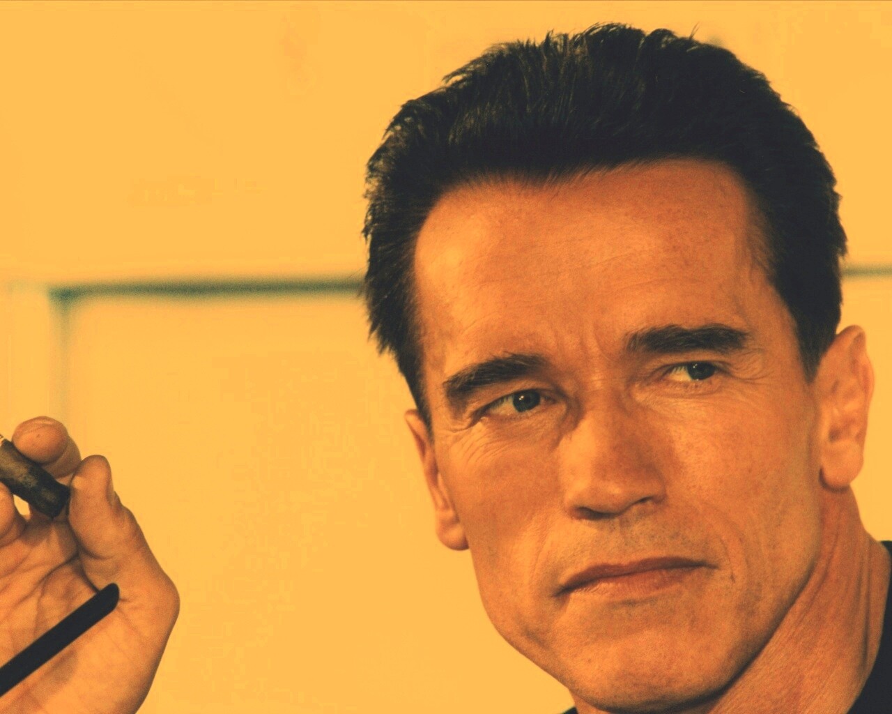 Арнольд Шварцнеггер с сигарой обои