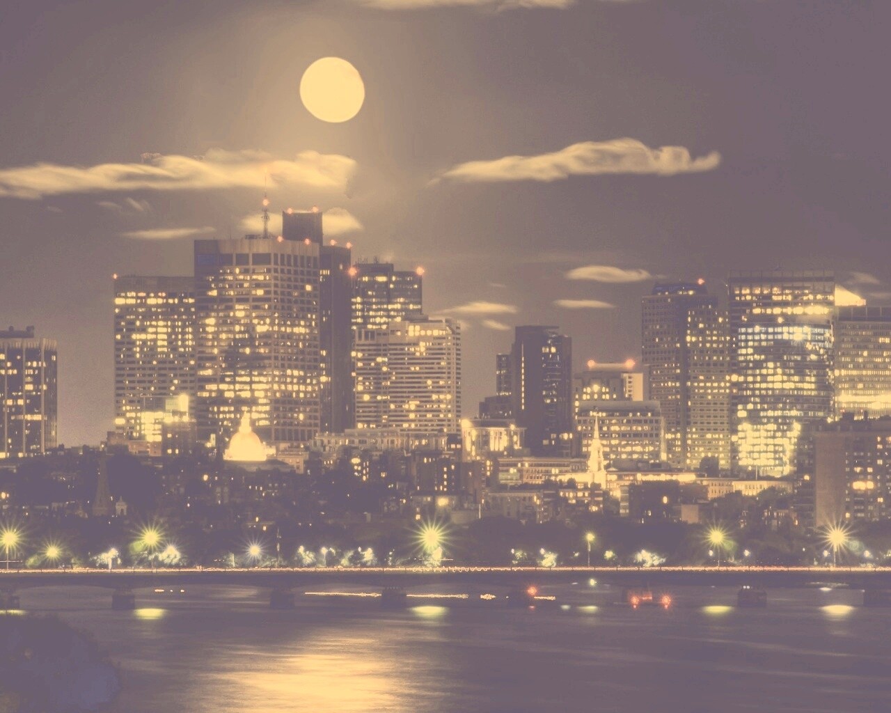 Луна над мегаполисом обои