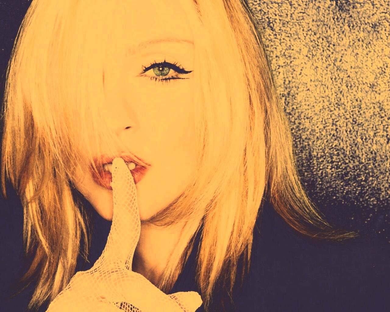 Мадонна прикладывает палец к губам обои