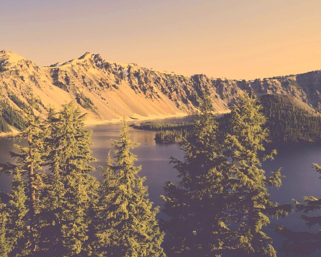 Озеро в кратере обои